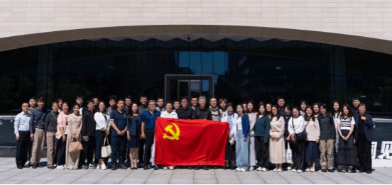 我支部组织全体党员集中观看重大革命历