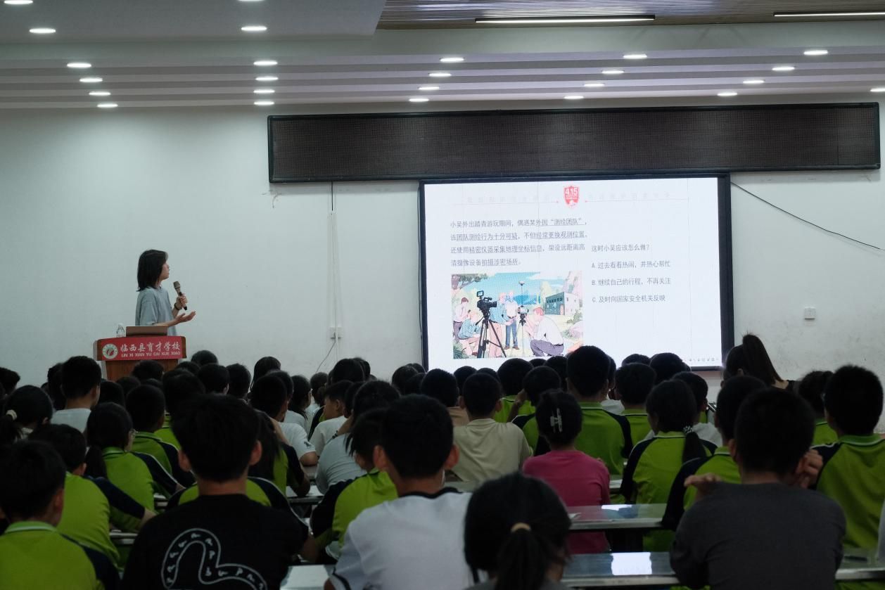 队员们不仅是同学们的老师